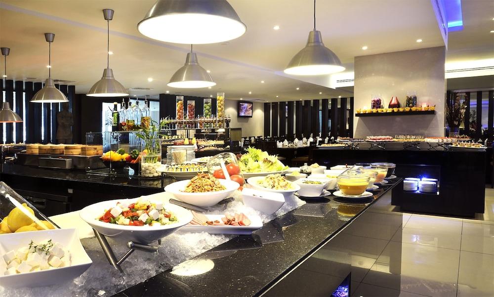 Asiana Hotel Дубай Экстерьер фото A buffet at a hotel