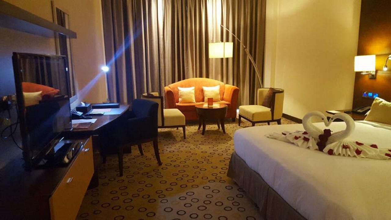 Asiana Hotel Дубай Экстерьер фото A room at the hotel