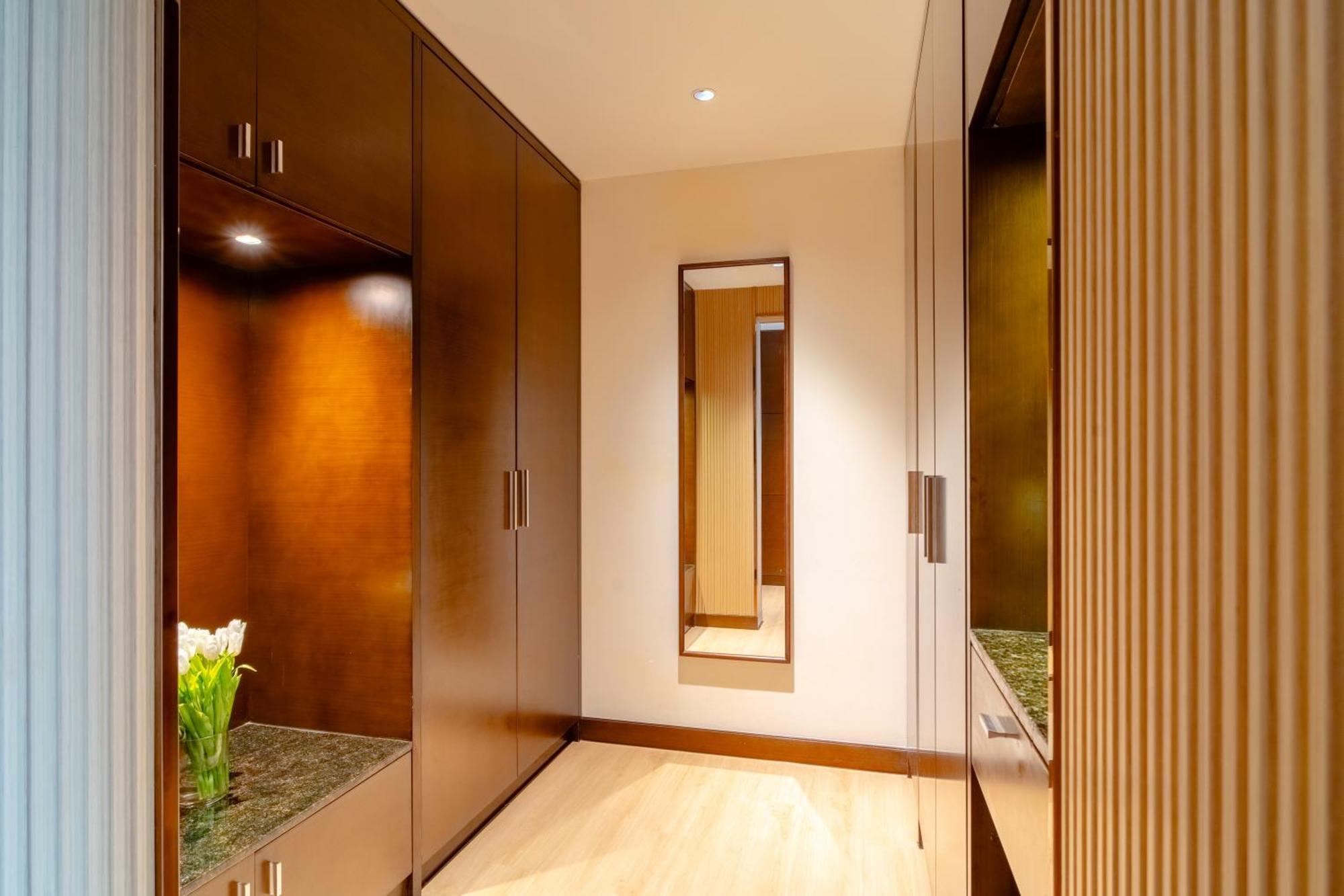 Asiana Hotel Дубай Экстерьер фото A walk-in wardrobe